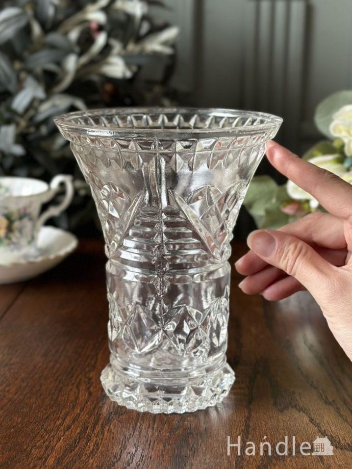 アンティークガラスのフラワーベース、イギリスのプレスドグラスの花瓶