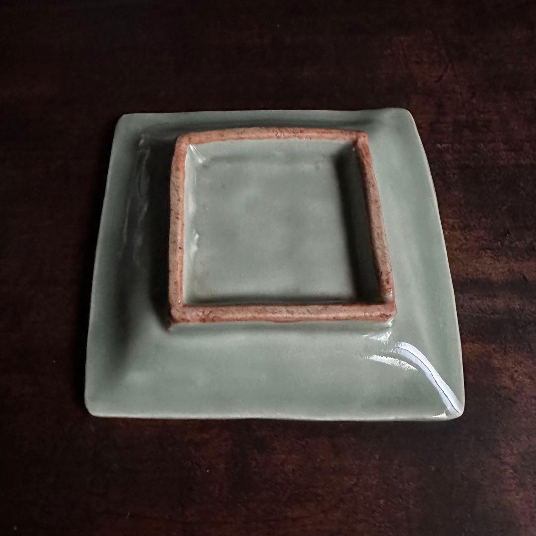 三田青磁 蝶陽刻文 緑釉 小皿 豆皿 角皿 古青磁 骨董 古美術 A - メルカリ